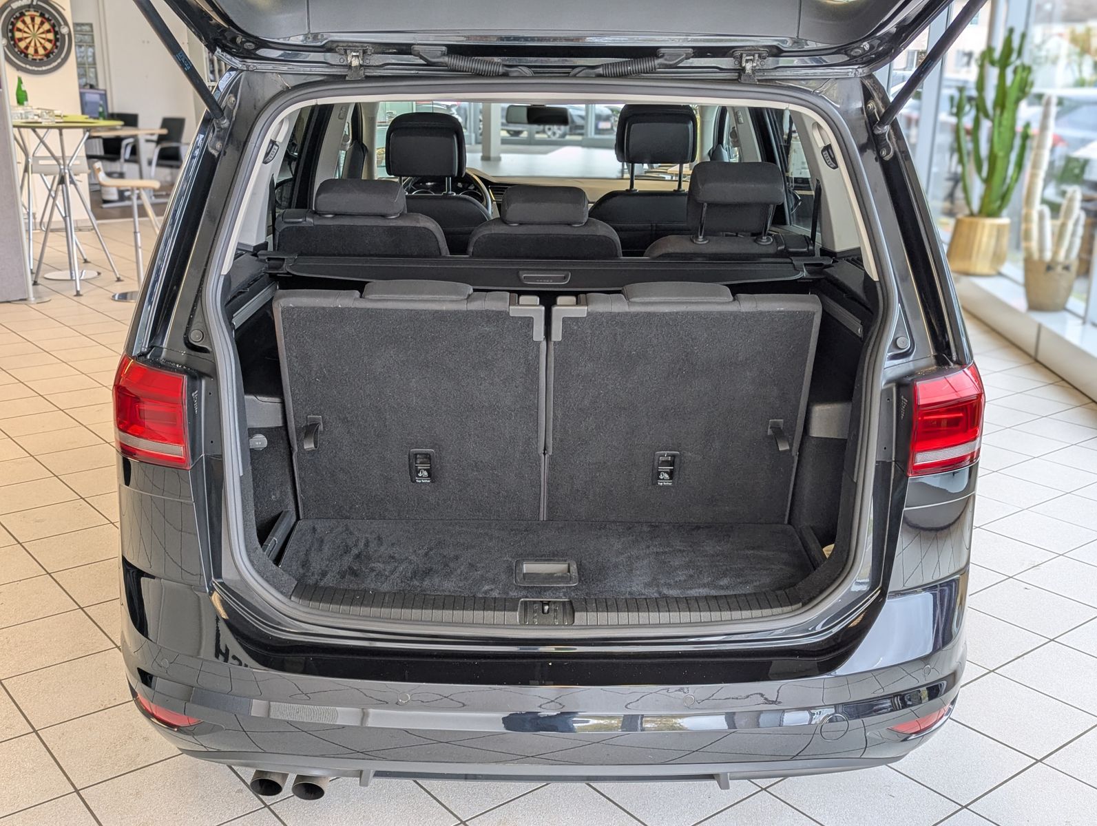 Fahrzeugabbildung Volkswagen Touran 1.4 TSI DSG Comfline 7-Sitze Navi