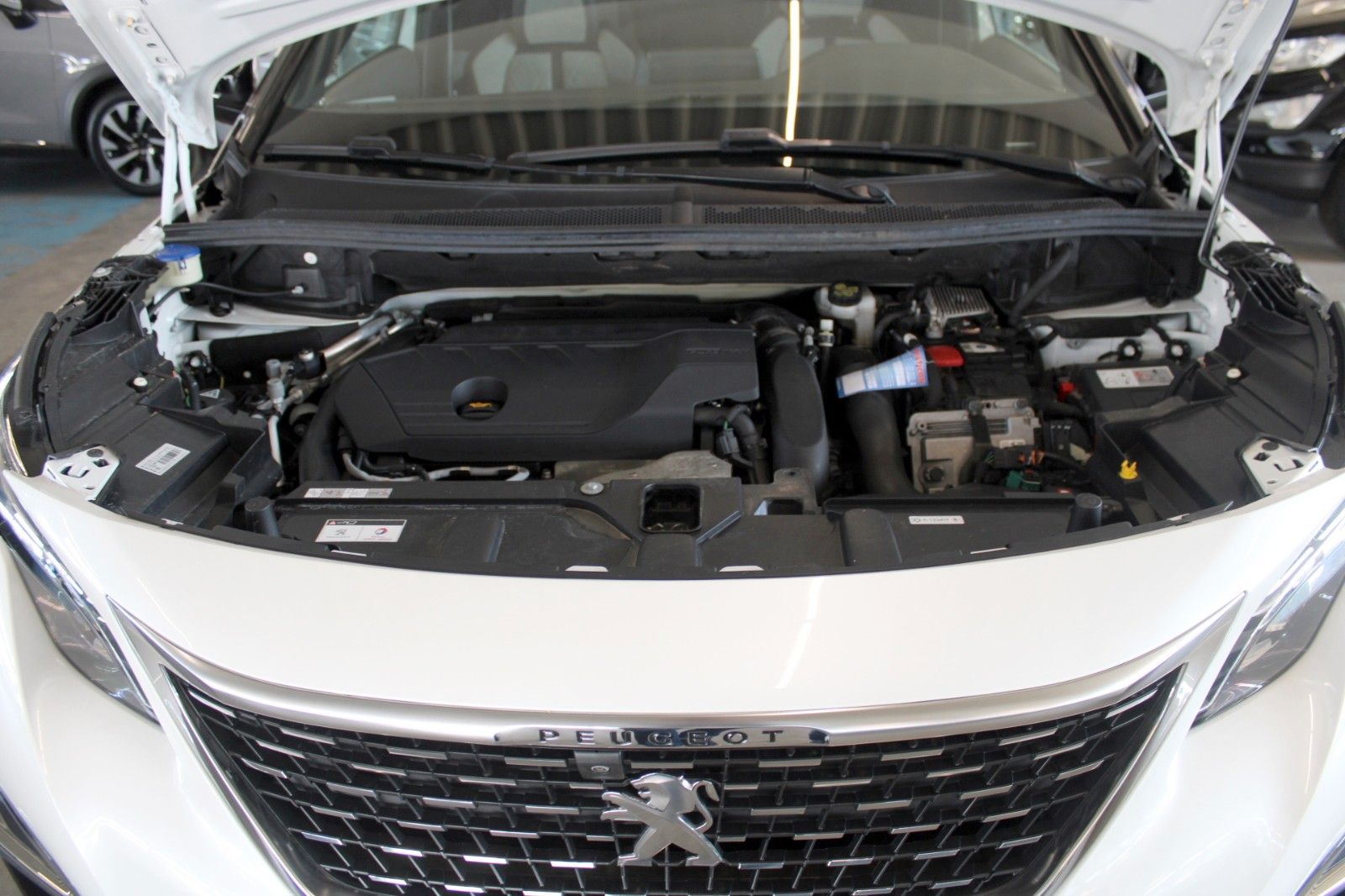 Fahrzeugabbildung Peugeot 3008 HYBRID4 300 e-EAT8 GT Full LED Panodach uvm