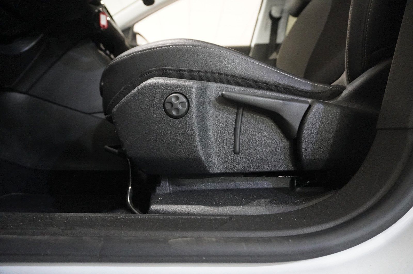 Fahrzeugabbildung Opel Grandland 1.5D AHK/KAMERA/SHZ/LHZ/FSH/ALU/ACC