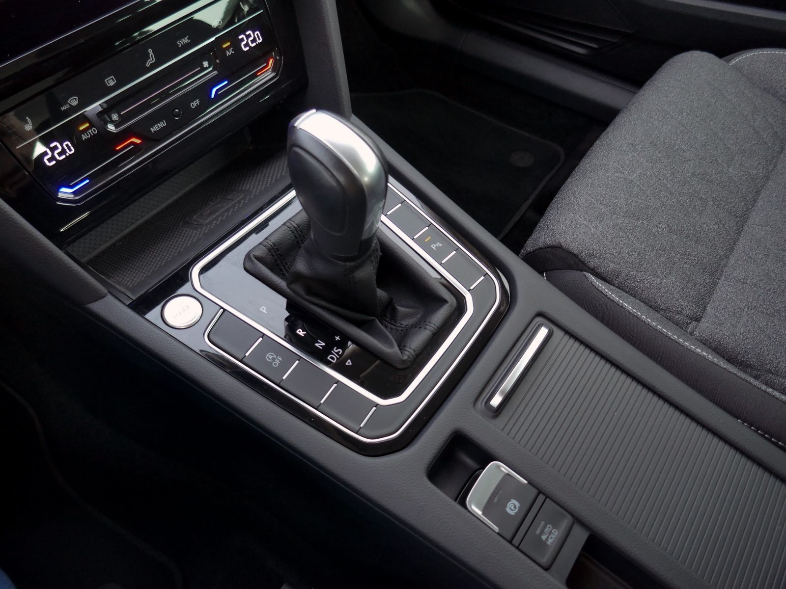 Fahrzeugabbildung Volkswagen Passat Variant Business 1.5 TSI DSG LED AHK RFK