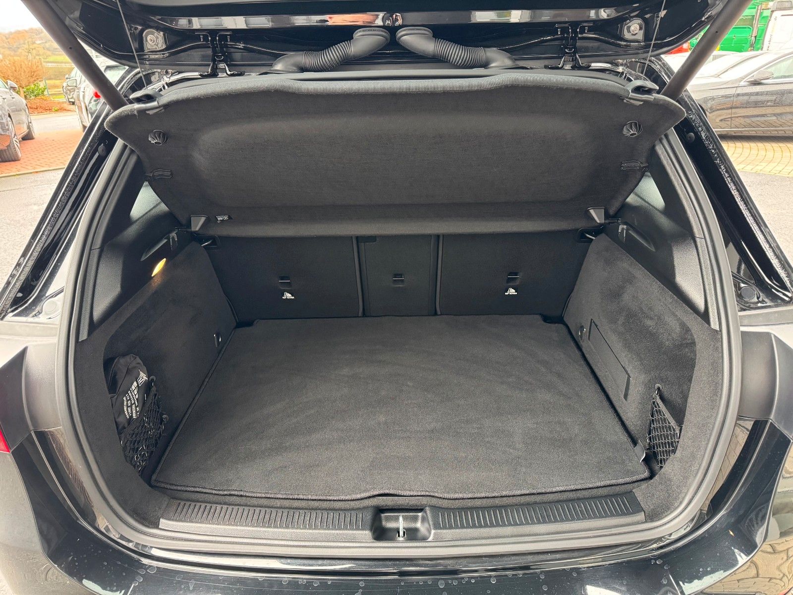 Fahrzeugabbildung Mercedes-Benz B 200 AMG+AHK+Ambiente+RFK+MBUX+Night