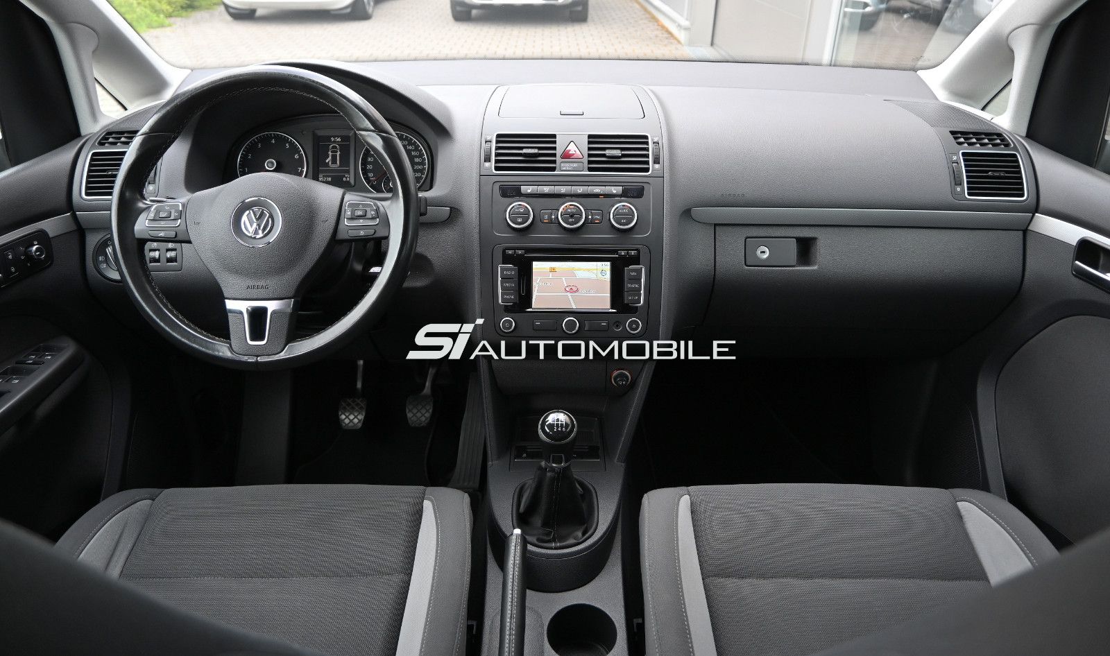 Fahrzeugabbildung Volkswagen Touran 1.2 TSI LIFE °AHK°STANDHEIZ°7-SITZE°