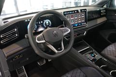VW Tiguan 1.5 eTSI R-Line | LED Plus | Navi | AHK VW Tiguan 1.5 eTSI R-Line | LED Plus | Navi | AHK