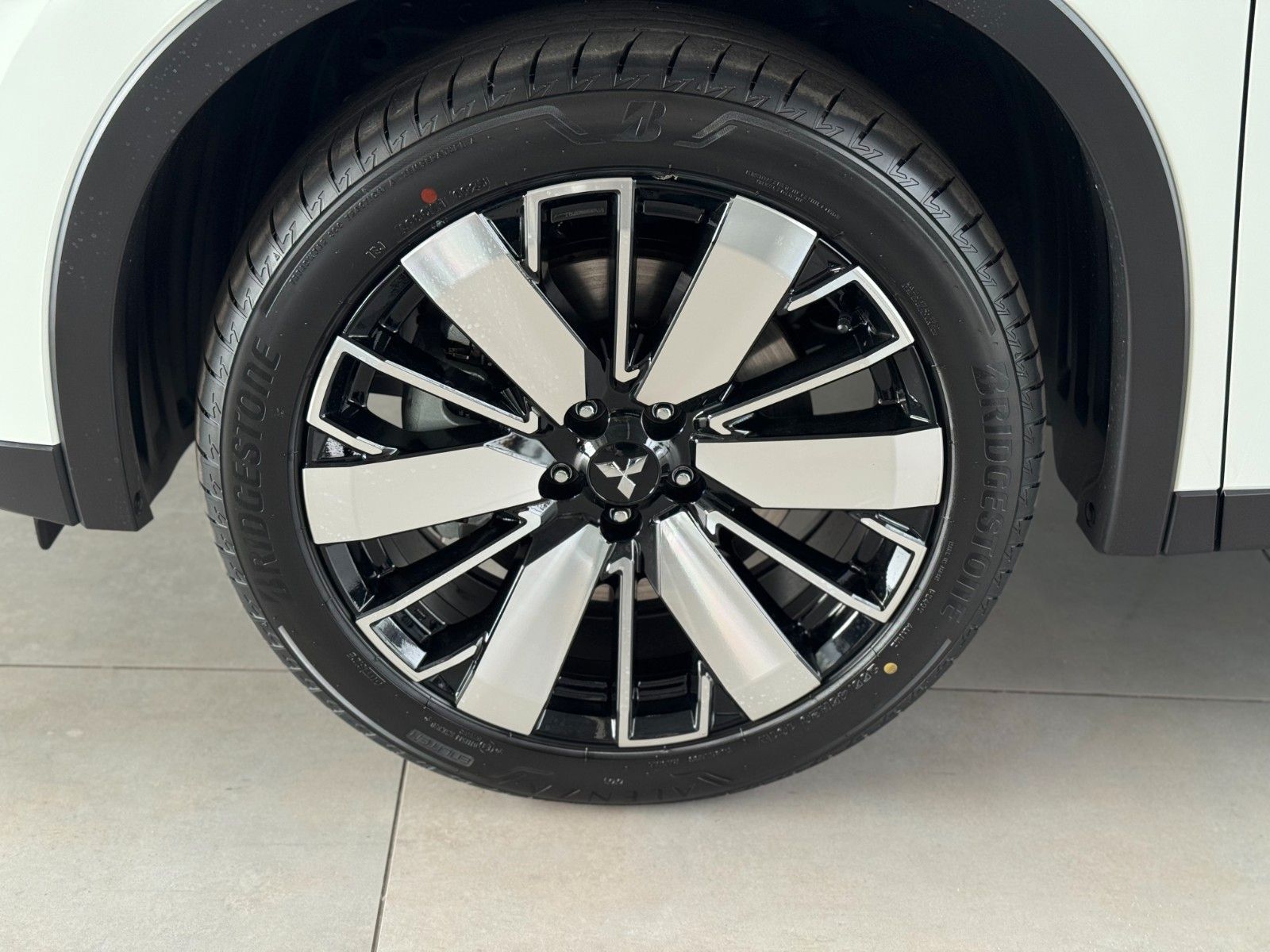 Fahrzeugabbildung Mitsubishi Plug-in Hybrid Outlander Intro Edition