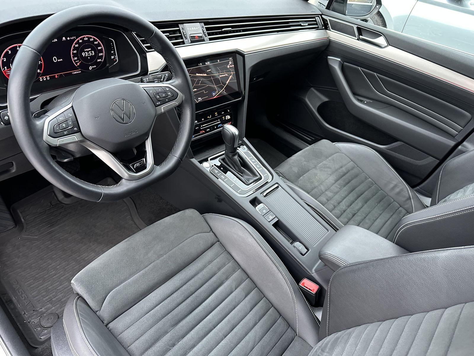 Fahrzeugabbildung Volkswagen Passat Variant 2.0 TSI DSG R-Line NAV+LED+AHK+VC