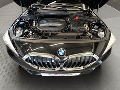 BMW 118  i Advantage LED NAVI PDC AHK Panorama