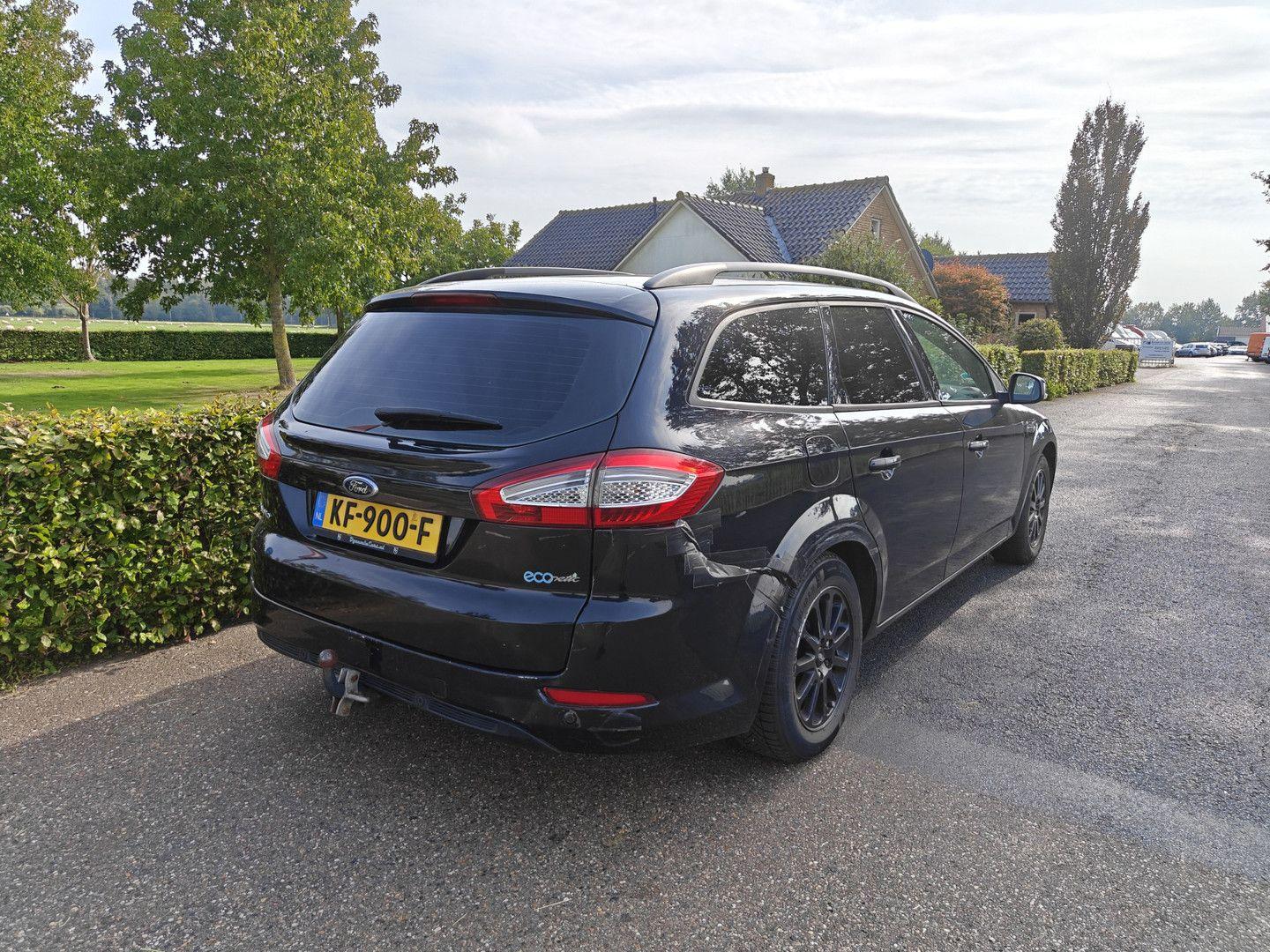 Ford Mondeo 2011 — rear view