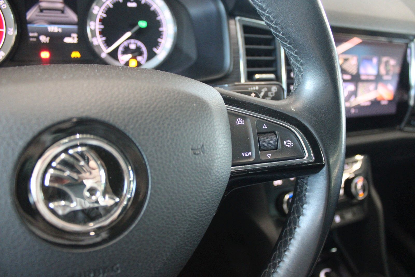 Fahrzeugabbildung SKODA Kodiaq DSG 4x4 SOLEIL LED AHK LEDER ACC STDHZ