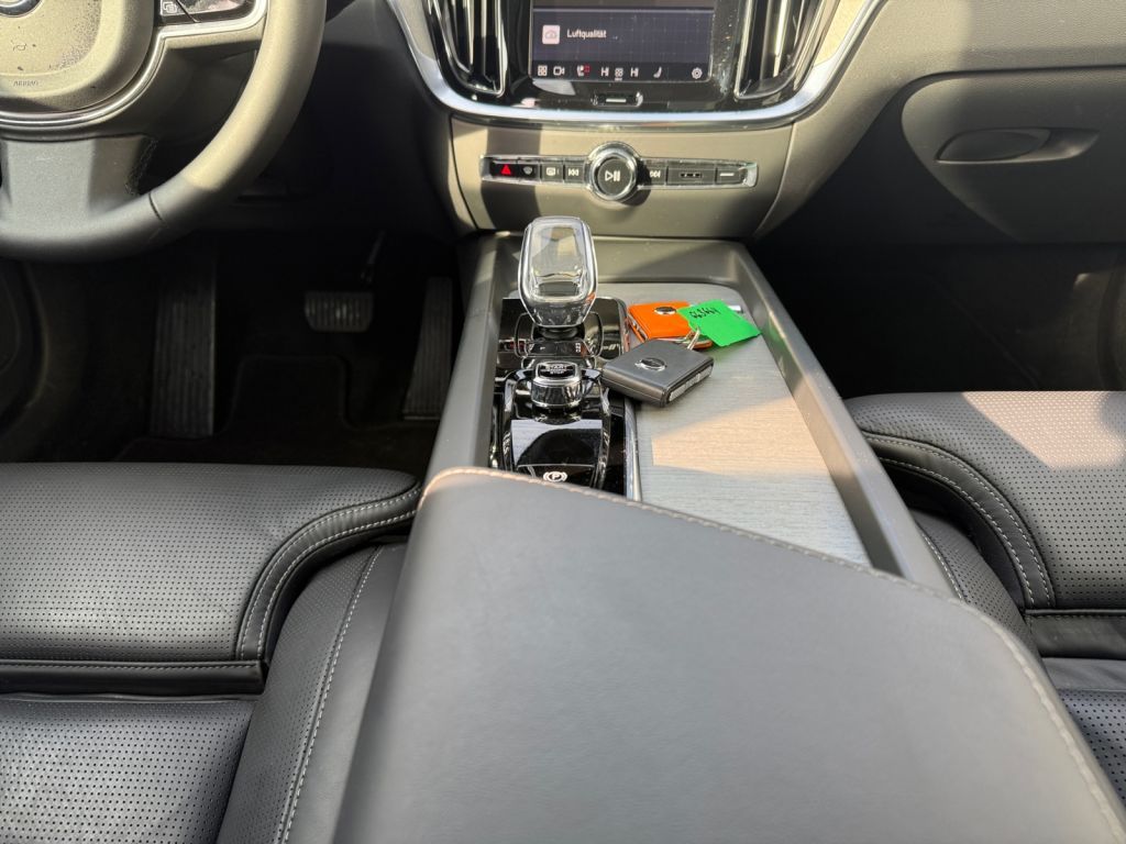 VOLVO V60 B4 B DKG Plus Dark 360° HUD AHK semi elektr. VOLVO V60 B4 B DKG Plus Dark 360° HUD AHK semi elektr.