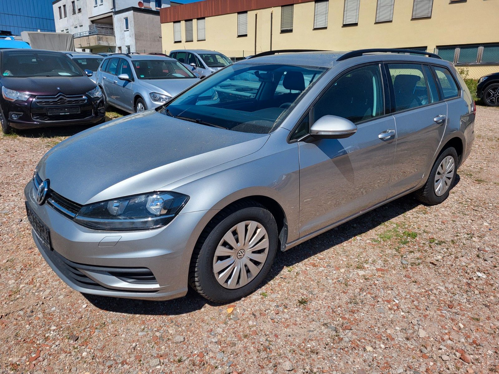 Volkswagen Golf - 1