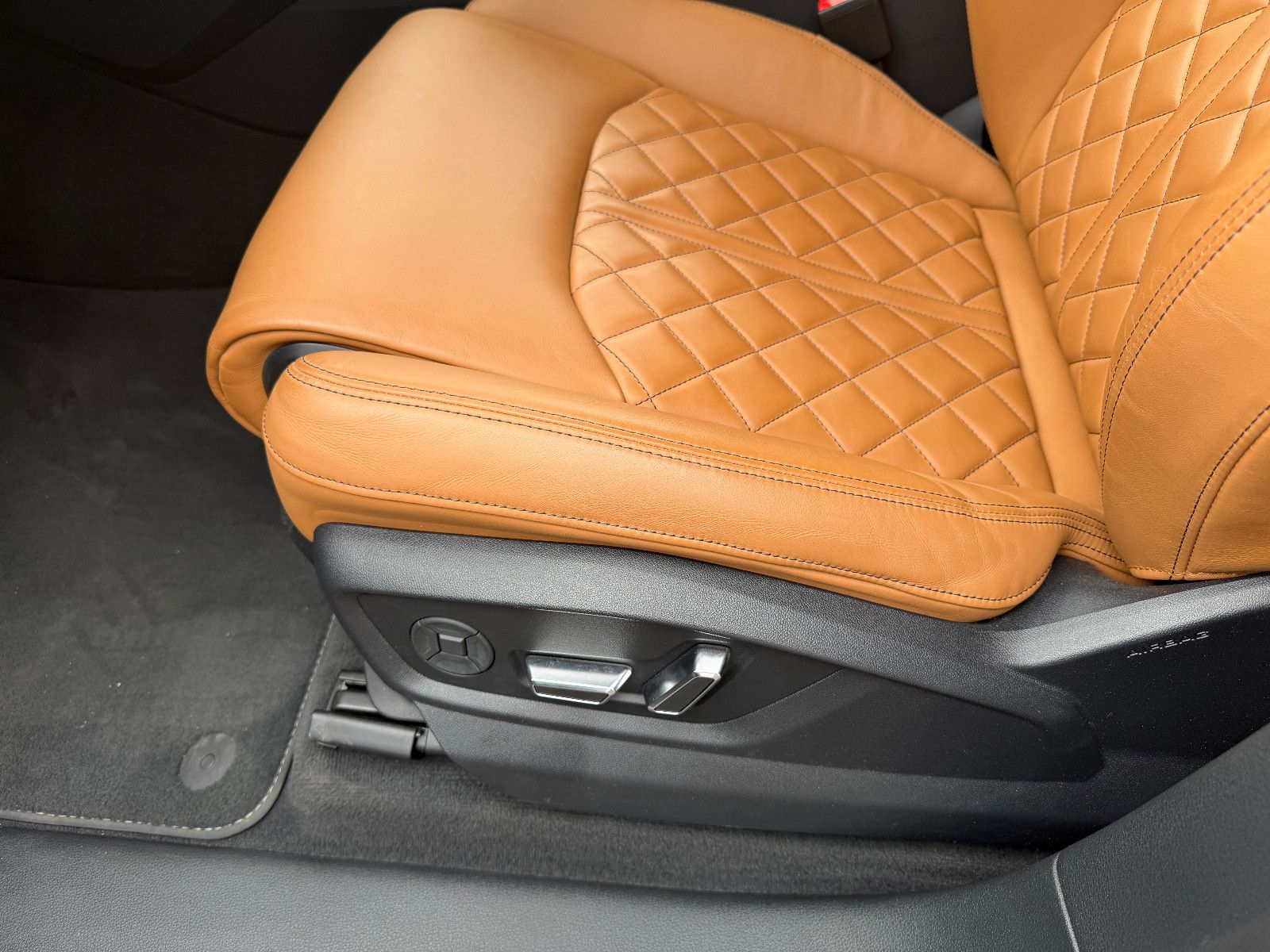 Fahrzeugabbildung Audi SQ8 4.0 TFSI quattro/EXCLUSIVE/ALCANTARA/BLACK