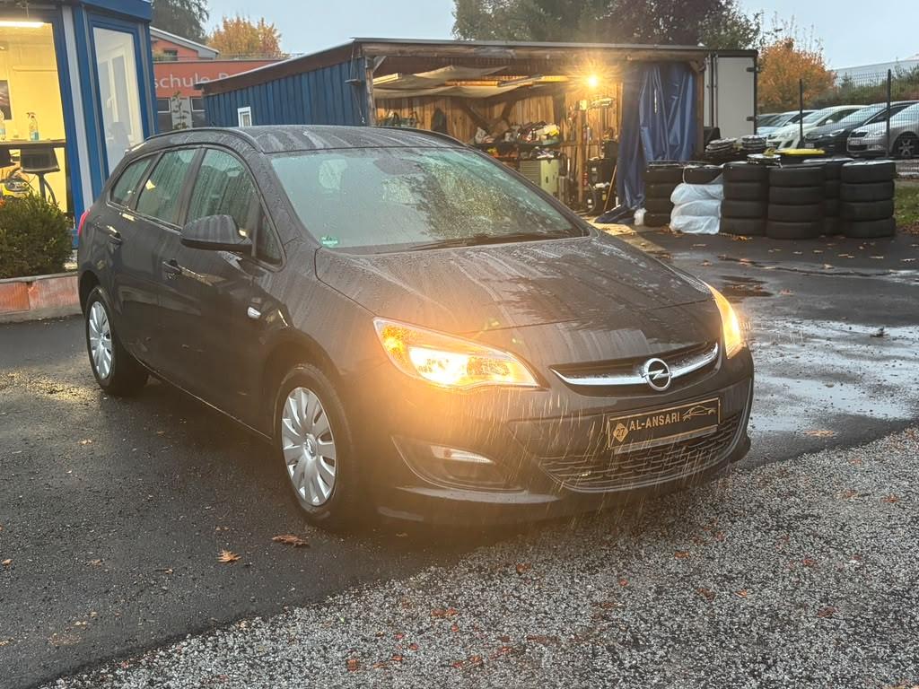 Opel Astra 2012 — interior