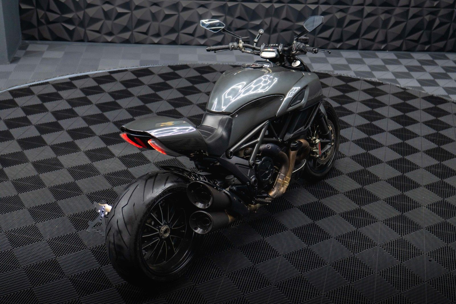 Fahrzeugabbildung Ducati Ducati Diavel 1200 Carbon Testastretta 11°