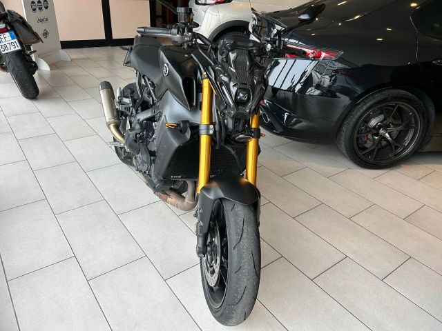 Yamaha MT-09 SP AKRAPOVIC CARBO OHLINS