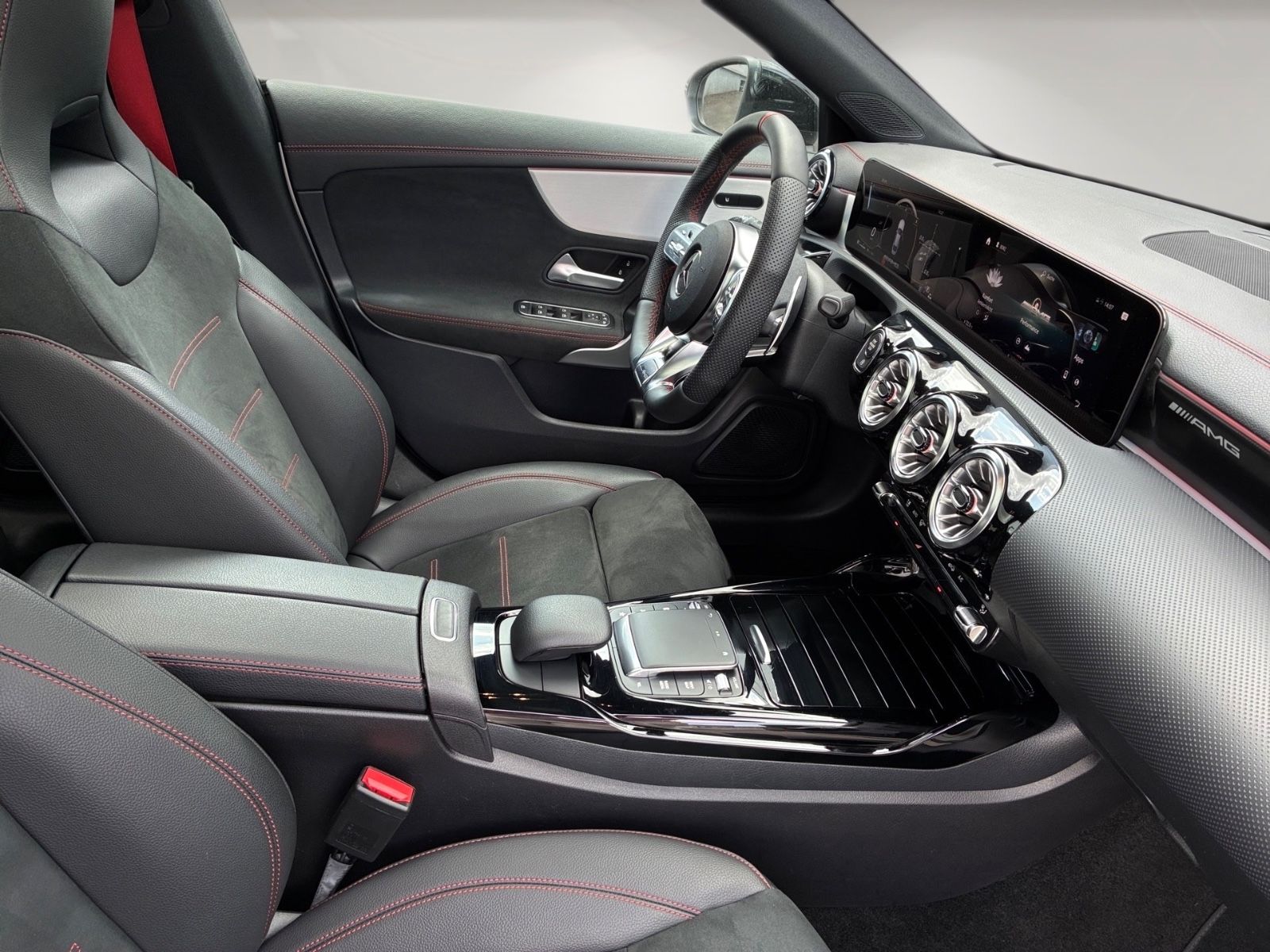 Mercedes-Benz CLA 35 AMG 4M Pano Kamera Multibeam Ambiente LED foto 11