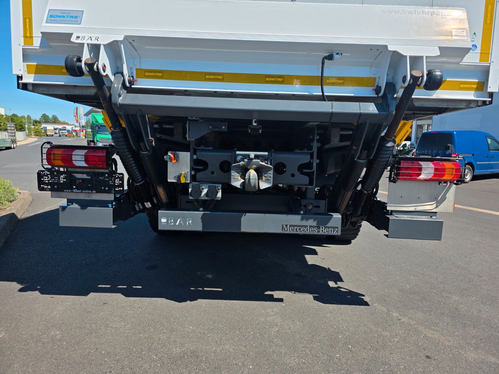 Fahrzeugabbildung Mercedes-Benz Arocs 1827 A 4x4 LBW Tür+Treppe Schalter