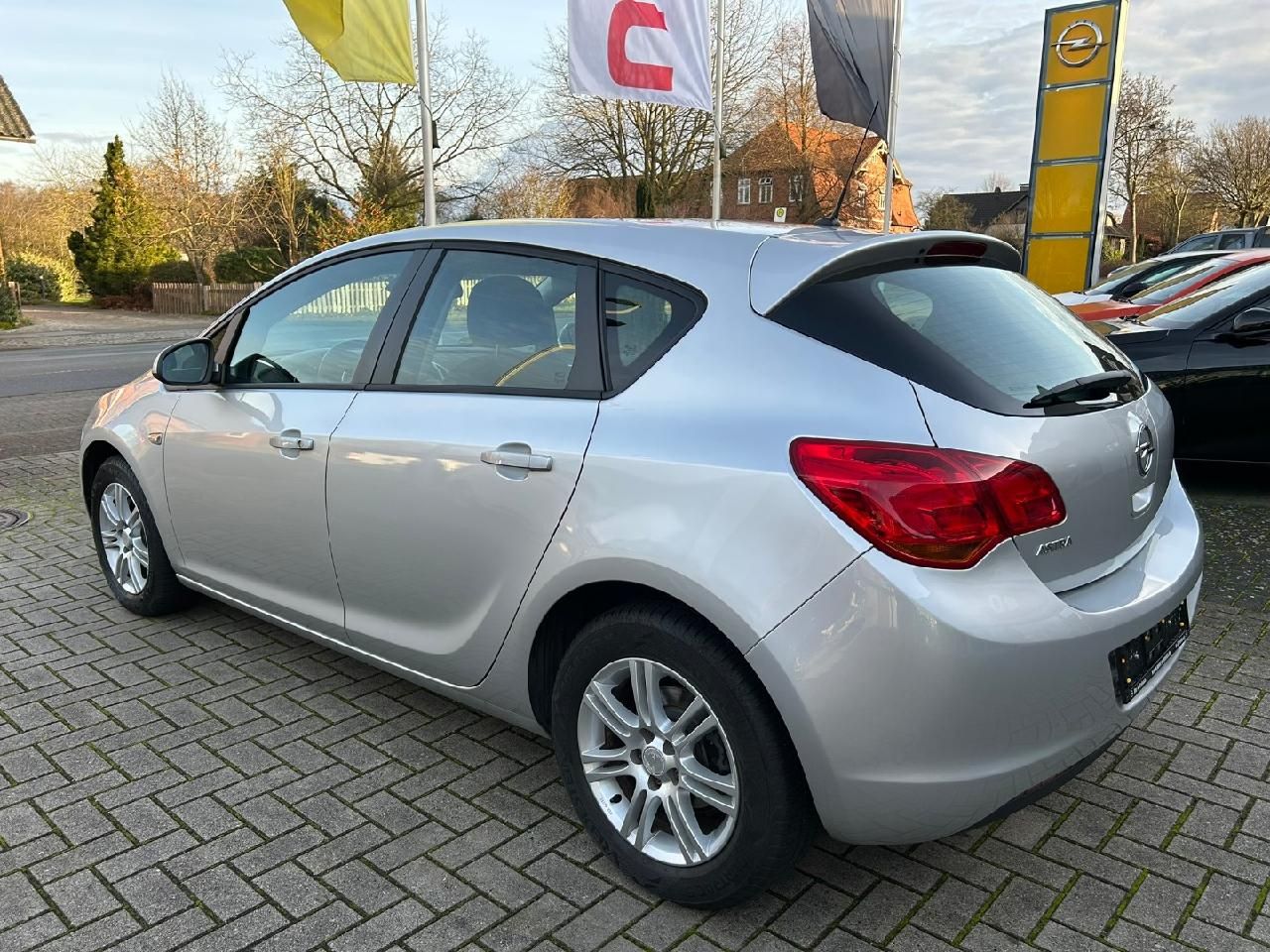 Fahrzeugabbildung Opel Astra J 1,6 Enjoy