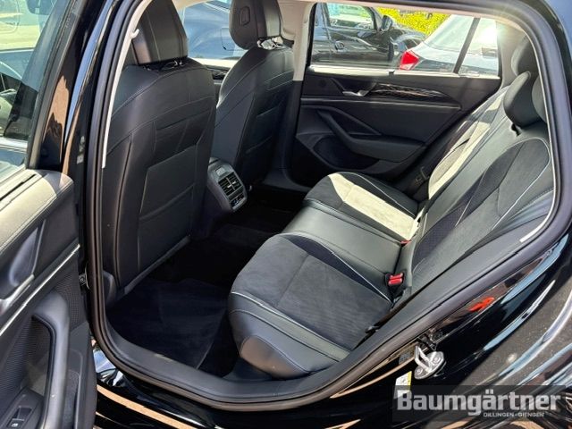 Fahrzeugabbildung Volkswagen Passat Variant Elegance 1.5 eTSI DSG ACC/Kamera/ - mit KI generiert/bearbeitet
