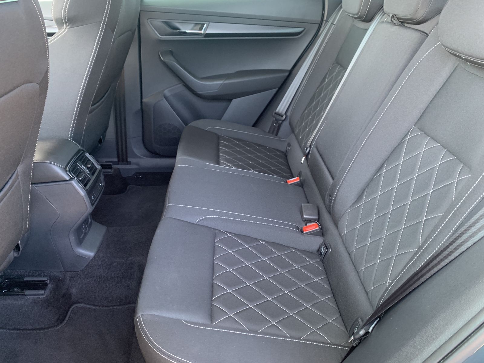 Fahrzeugabbildung SKODA Karoq 2.0 TDI*Sportline*4x4*AHK*LED*CANTON*ACC*