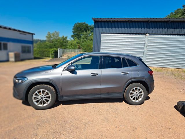 MERCEDES-BENZ GLA 200 Business Line