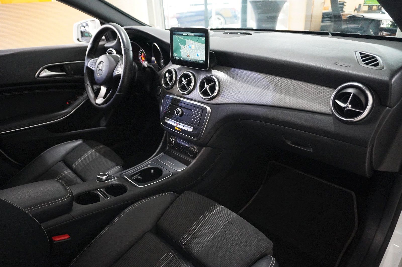 Fahrzeugabbildung Mercedes-Benz CLA 200 SB URBAN 7G-DCT NAVI/LED/PANO./SHZ/SPORT