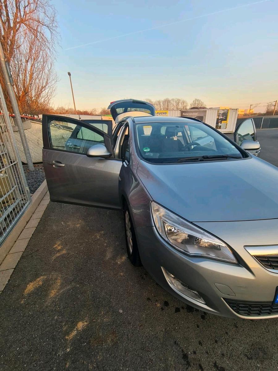 Opel Astra 2011 — салон