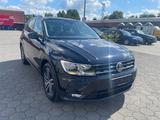 Volkswagen Tiguan Comfortline  Navi AHK SHZ GARANTIE - mit Benzin-Antrieb: Schwarz, Geländewagen, Garantie