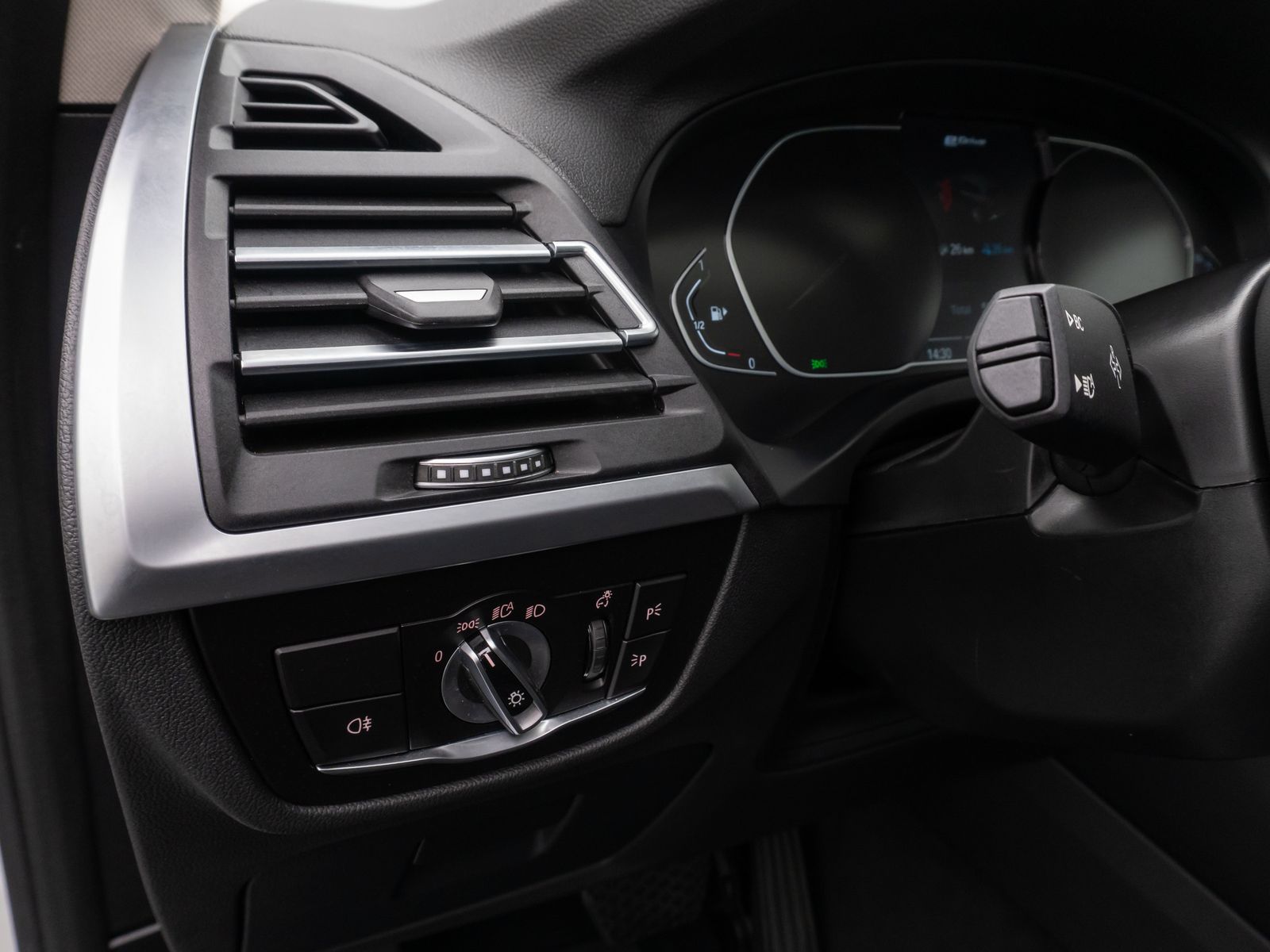 Fahrzeugabbildung BMW X3 xD30e DAB Kamera FernlichtAs Panorama Leder