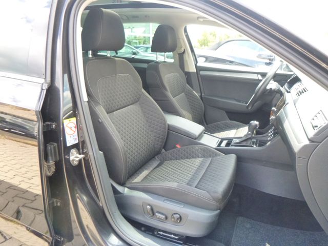 Fahrzeugabbildung Skoda Superb 2,0 TDI Kombi >AUT/AHK/NAV/PAN/SHZ/TEMP<