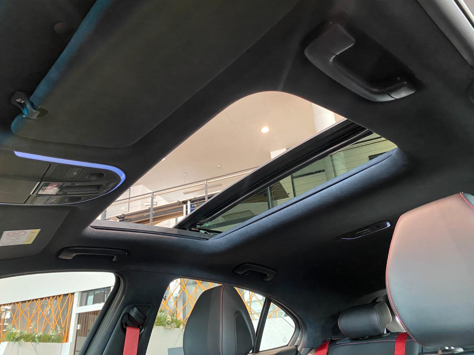Genesis G70 Shooting Brake 2.0 T-GDI Sport 4WD Sbel HUD
