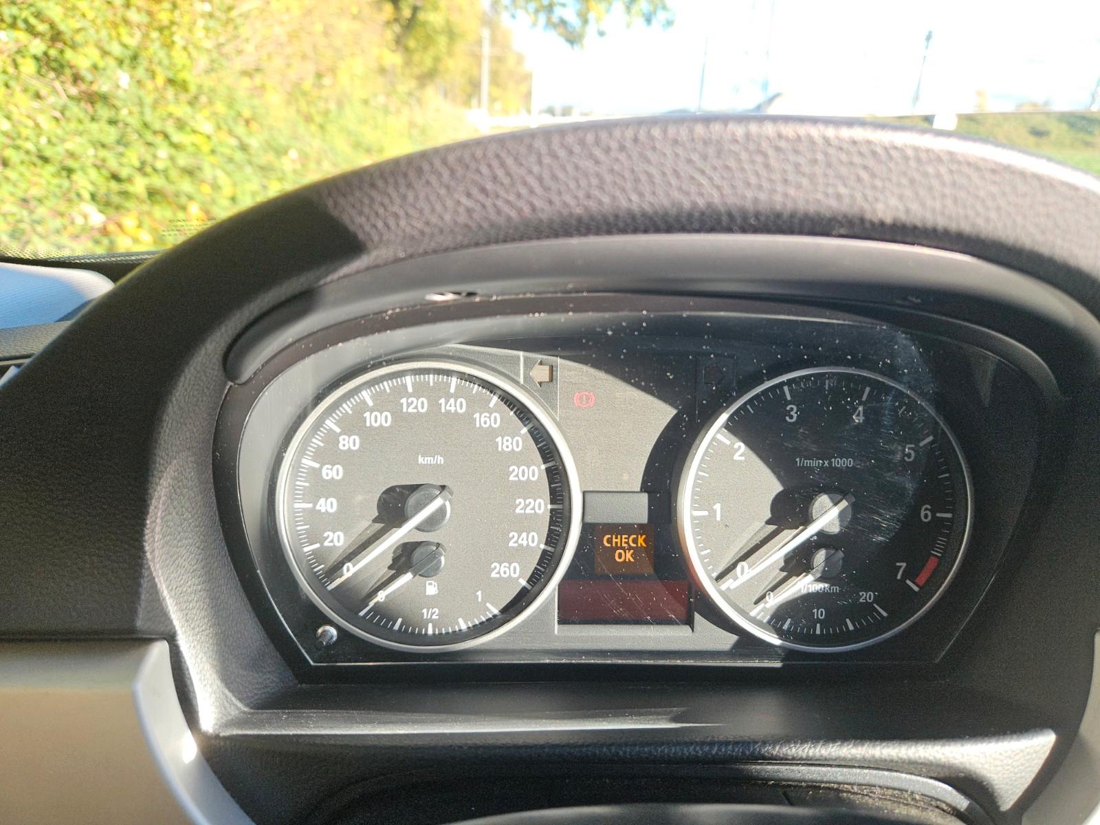 BMW 318 2011 — photo 7