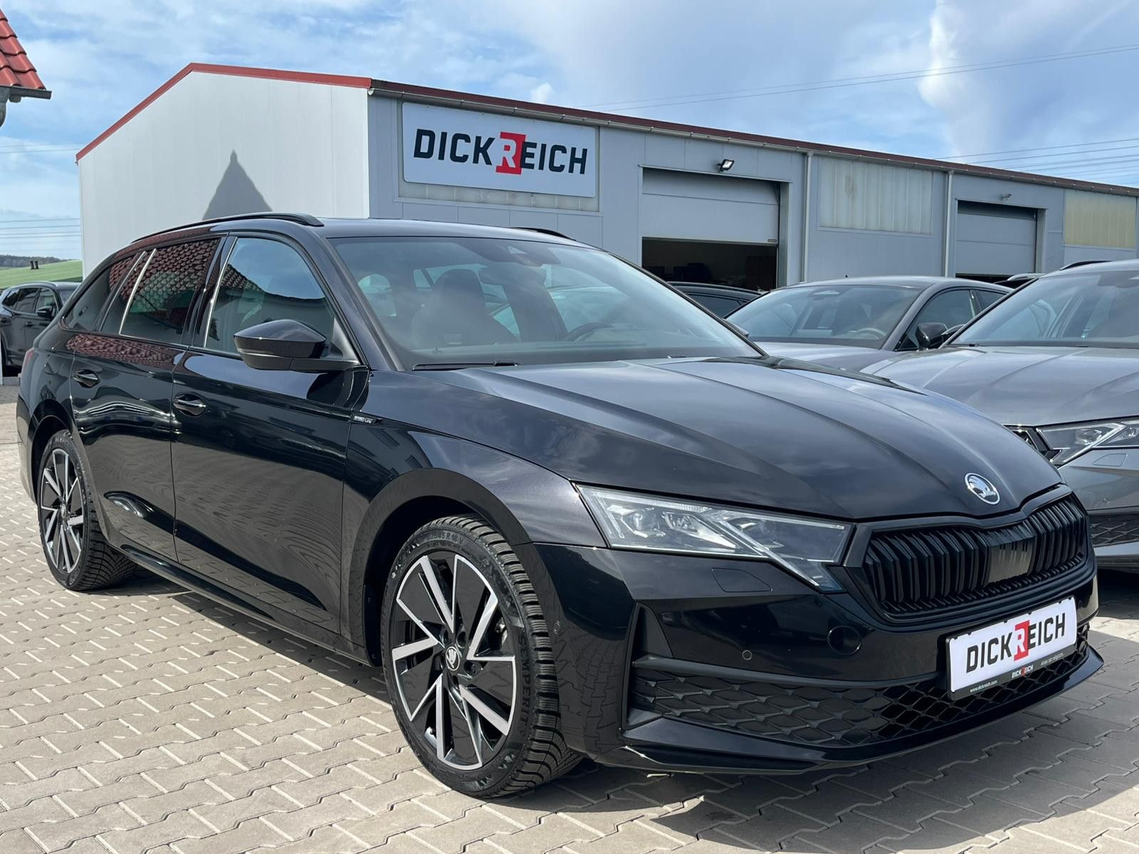 Fahrzeugabbildung SKODA Octavia 1.5 DSG Sportline PANO*MATRIX*AHK*5J.GAR