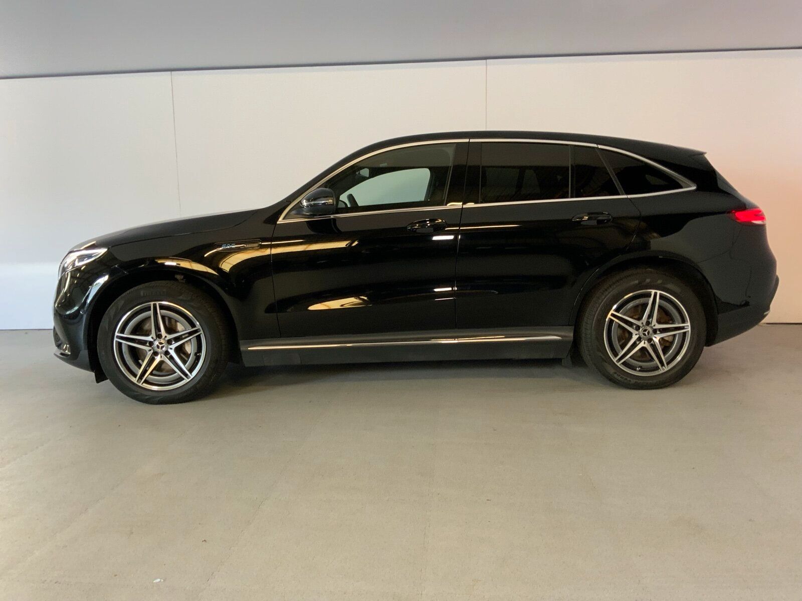 Mercedes-Benz EQC 400 4M AMG MultibeamLED AHK Sound RüKam MBUX imagem 3