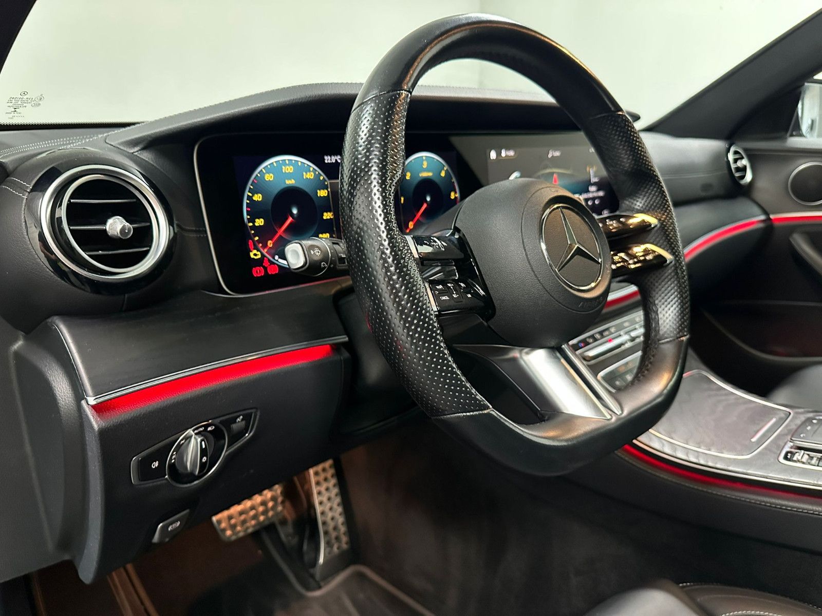 Fahrzeugabbildung Mercedes-Benz E 400 d 4MATIC T *AMG-LINE*PANO*AHK*LEDER*