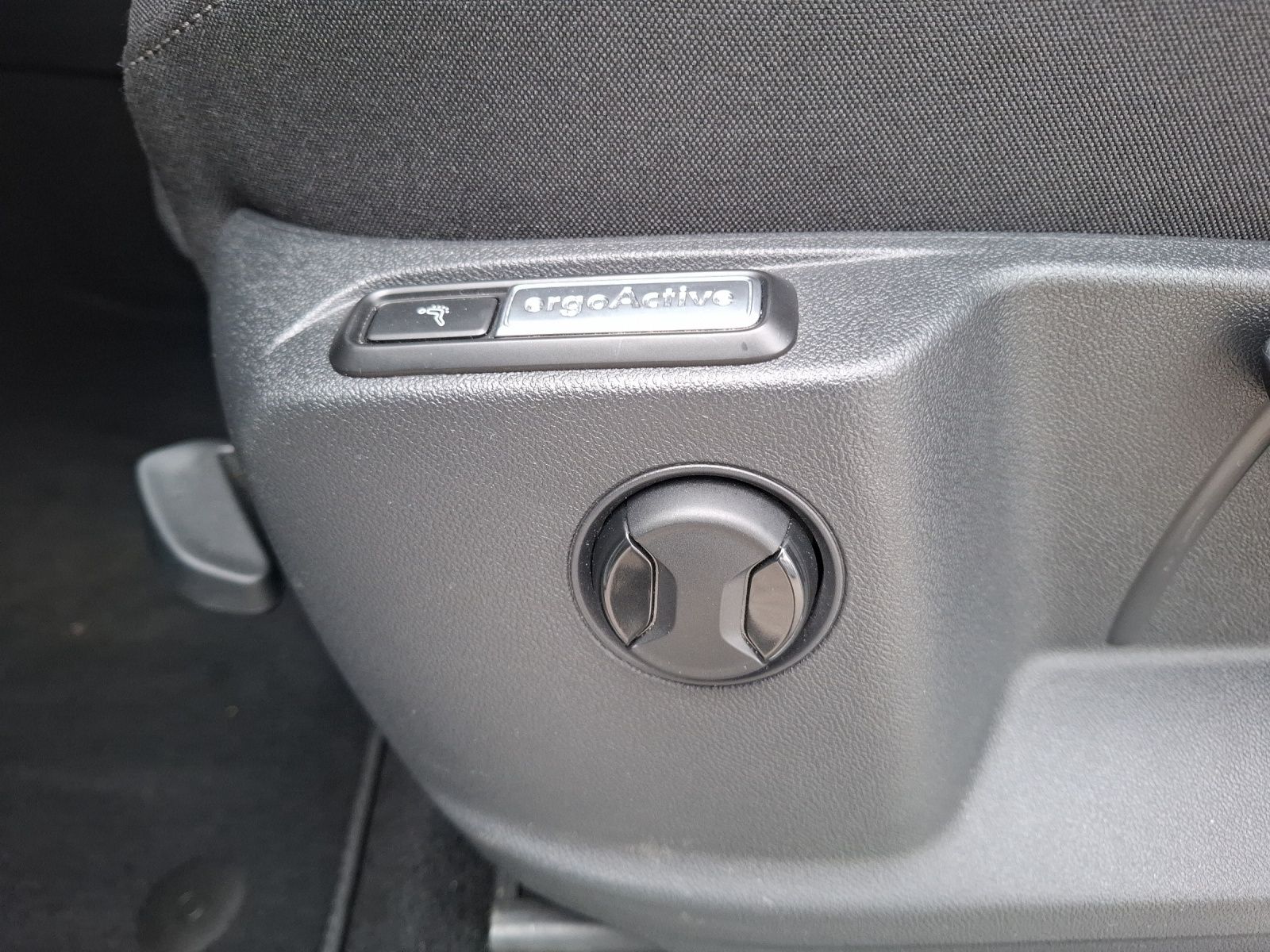 Fahrzeugabbildung Volkswagen Tiguan TDI Elegance DSG 4M Standhzg. Matrix Navi