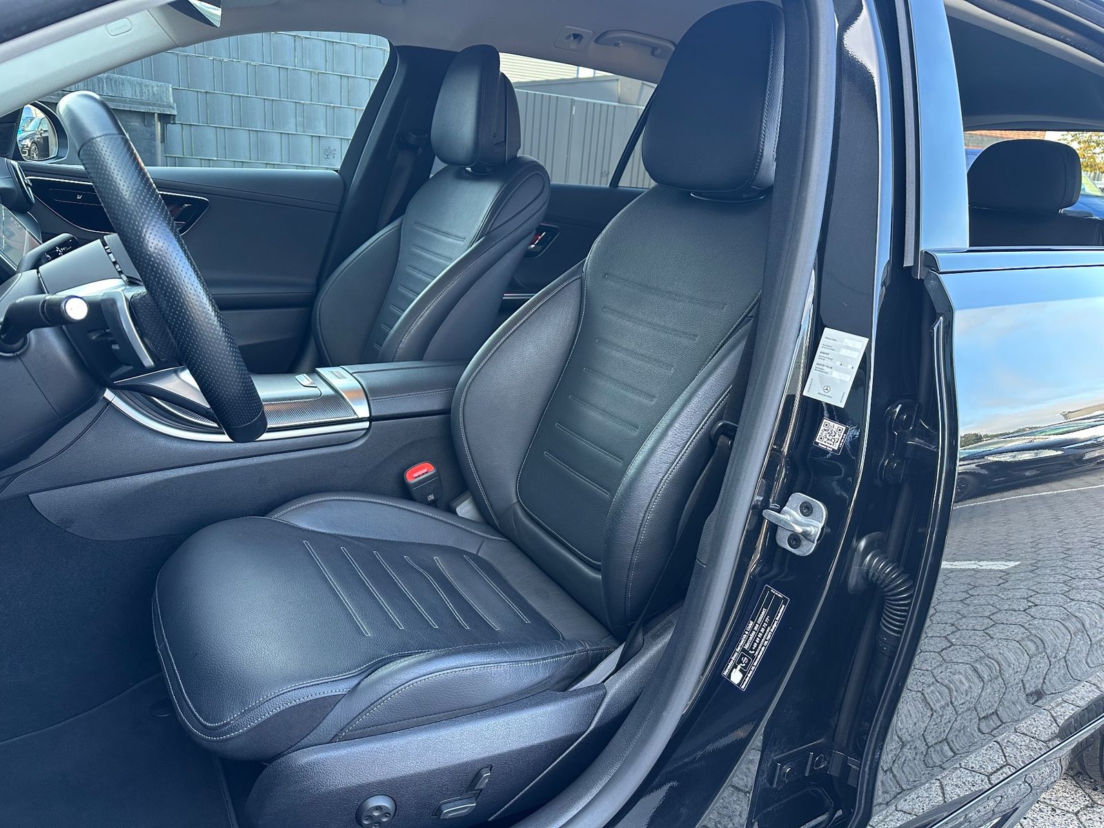 Fahrzeugabbildung Mercedes-Benz C 220d d T 4Matic T AMG-Line NAV+LED+DISTRONIC