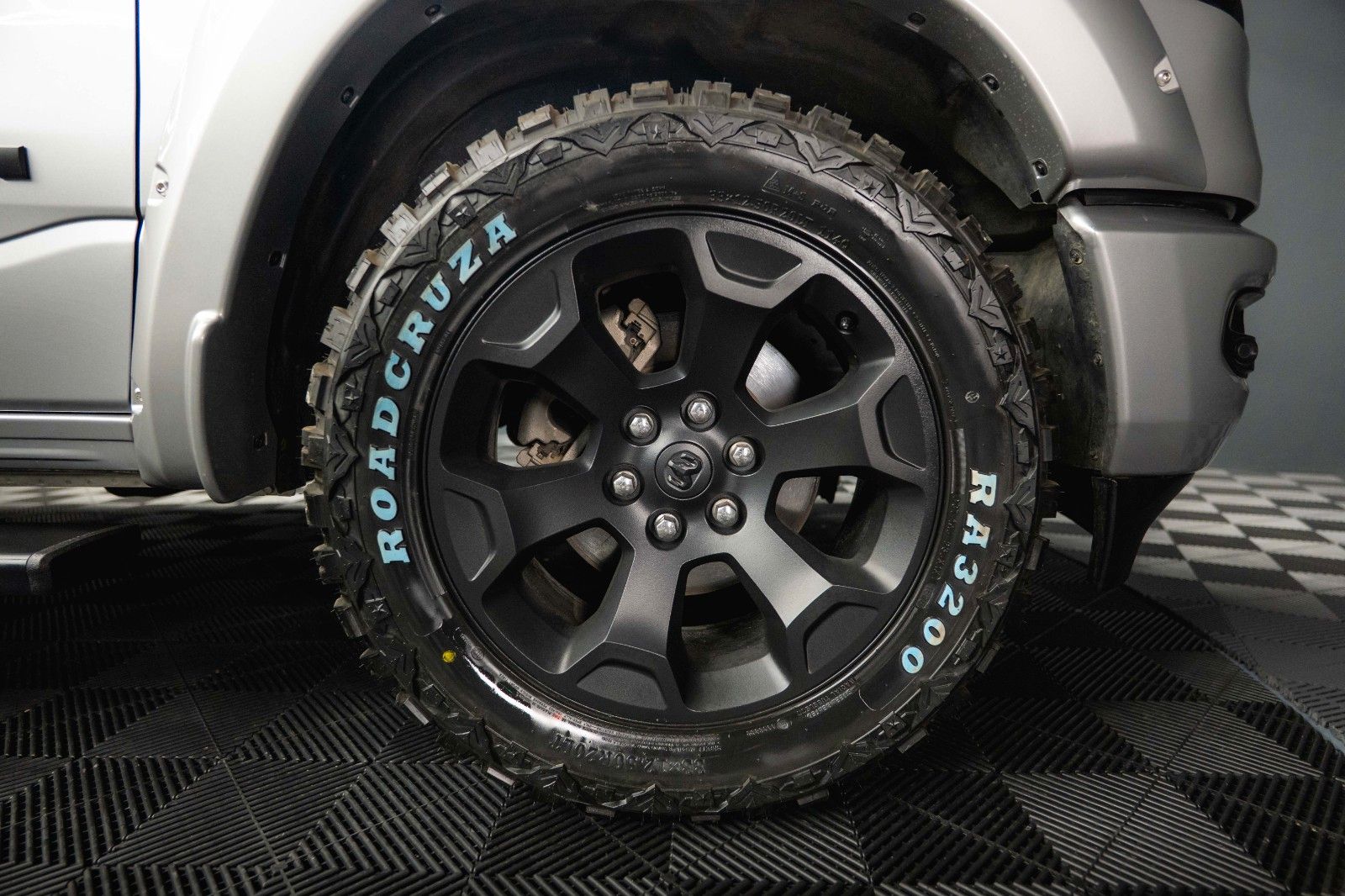 Fahrzeugabbildung Dodge RAM 5.7 V8 HEMI 4x4 Offroad Night Limited 19%