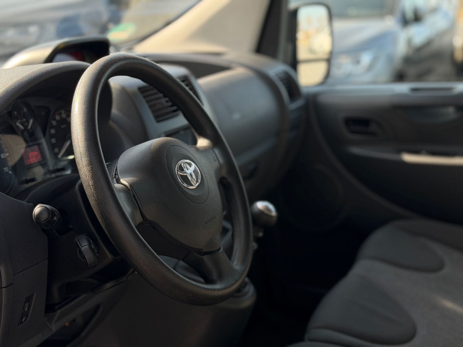 Proace L2H1 Comfort 2.0 6-Sitzer Rollstuhl Rampe