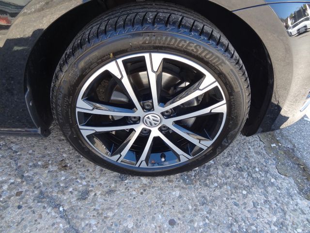 Fahrzeugabbildung Volkswagen Golf VII Lim. Lounge/1.Hd/38TKM/Xenon/PDC/
