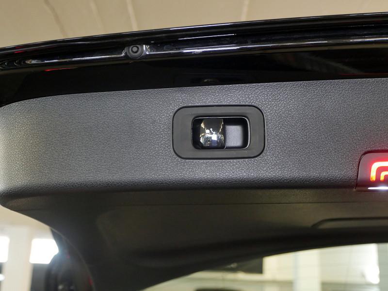 Mercedes-Benz E 220 d T // AVANTGARDE AHK DISTR KAMERA SPUR