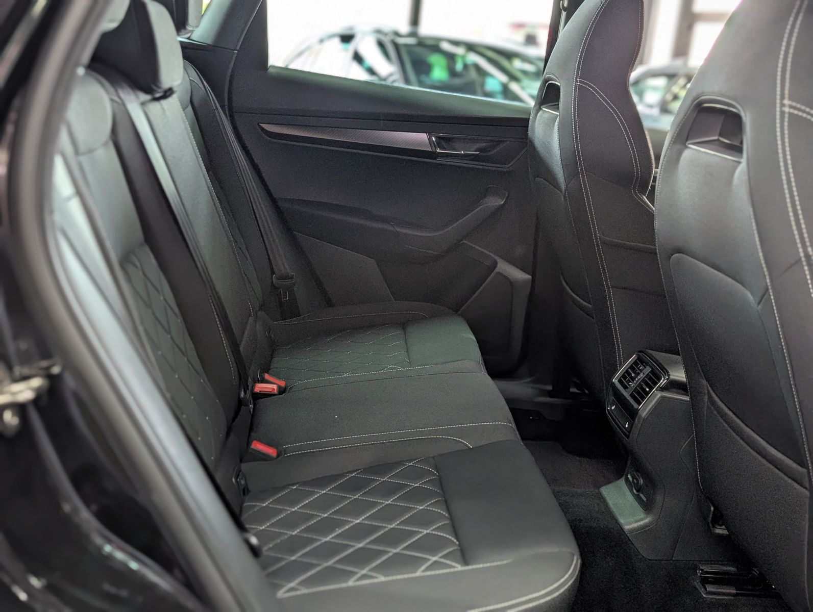 Fahrzeugabbildung SKODA Karoq Sportline 4x4 2.0 TSI ACC APP 4xSHZ AMBI