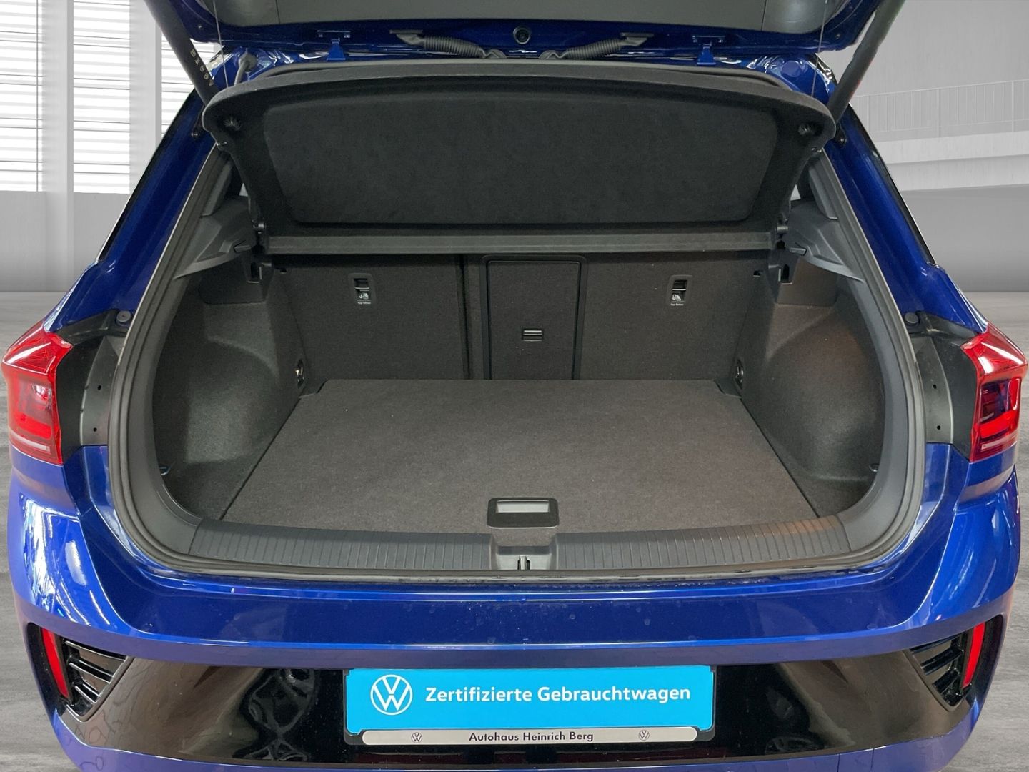 Fahrzeugabbildung Volkswagen T-Roc R 2.0 TSI 4Motion AHK Panodach Navi LED Bl