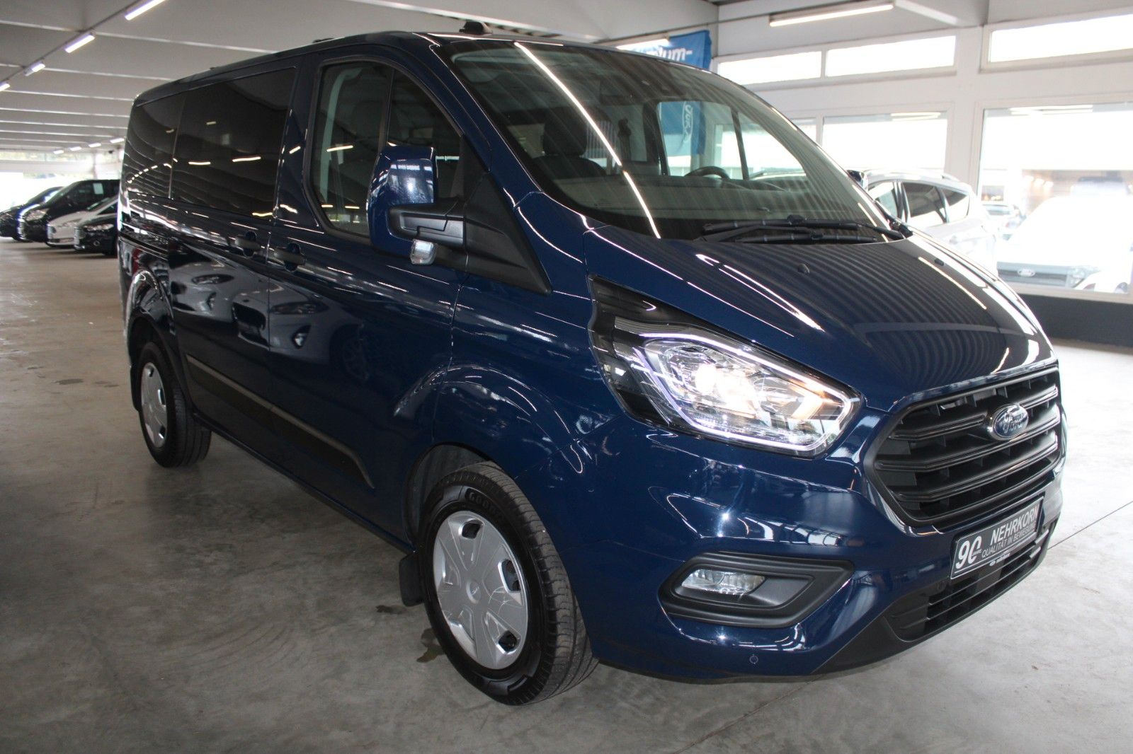 Fahrzeugabbildung Ford Transit Custom TREND 9-Sitzer Klima AHK NAVI uvm