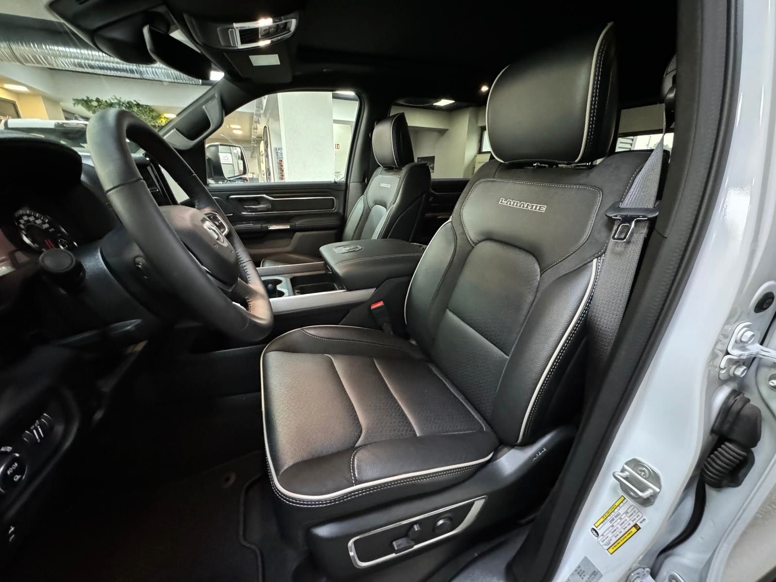 Fahrzeugabbildung Dodge LARAMIE CREW CAB SPORT  12" LUFTF. 22"  HEMI 4x4