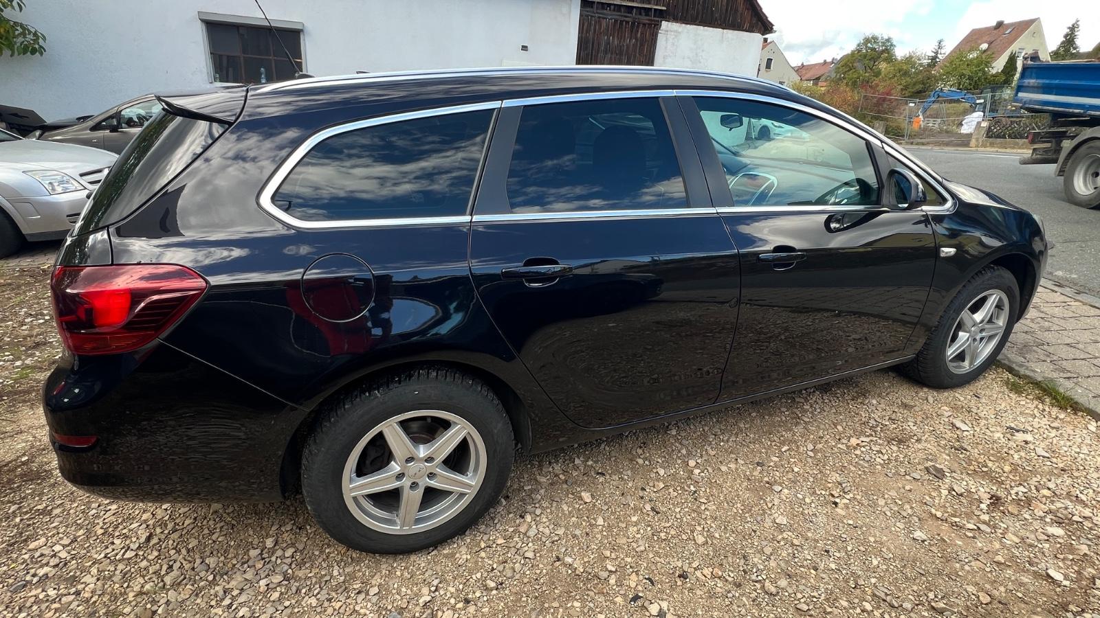 Opel Astra 2011 — photo 7