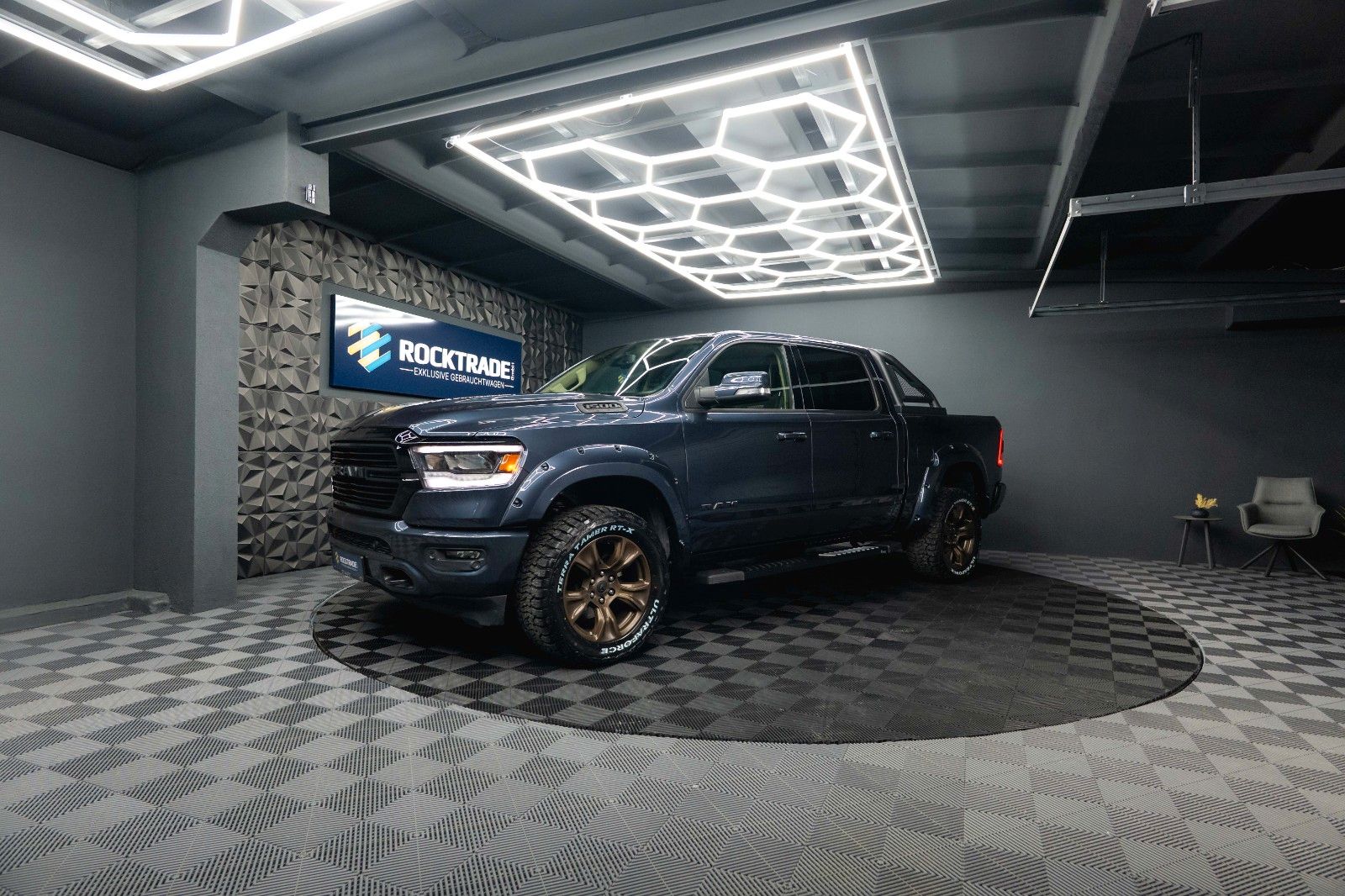 Fahrzeugabbildung Dodge RAM 5.7 V8 HEMI 4x4 Offroad LARAMIE Night 19%