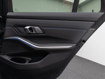 Fahrzeugabbildung BMW M340d xD 360°Panorama Laser HUD DAB Komfort 19"