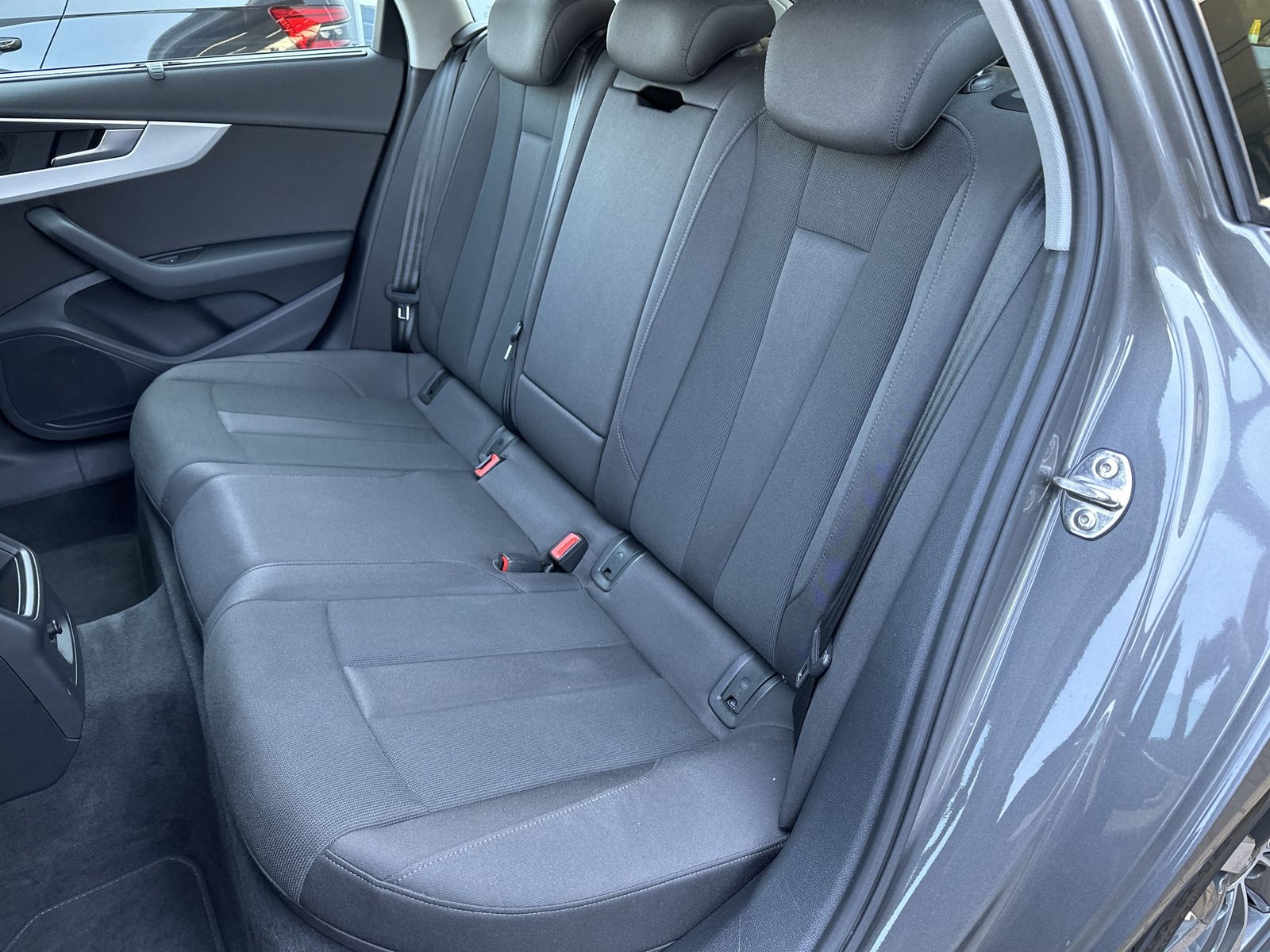 Fahrzeugabbildung Audi A4 Avant 40 TDI S-Line NAV+LED+CARPLAY+PP+18ZOLL