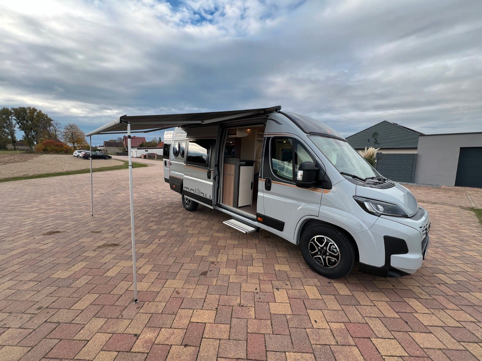 Fahrzeugabbildung Malibu Van first class - two rooms GT skyview 640 LE RB