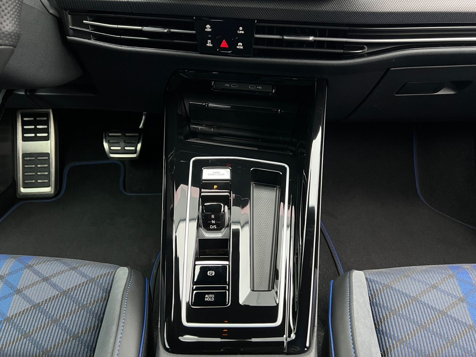 Fahrzeugabbildung Volkswagen Golf VIII R 2.0 TSI DSG 4MOTION *IQ.Light, Black